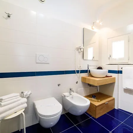 Sharon House Hotell 2*