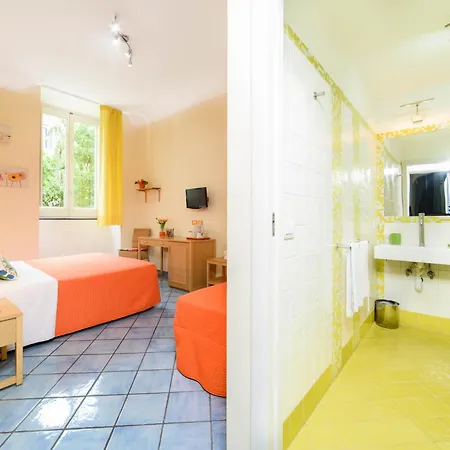 Ξενοδοχείο Sharon House 3*